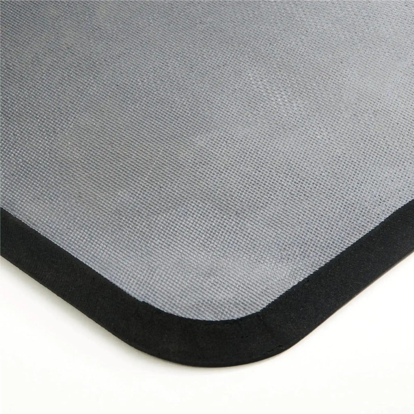 Détail de l’épaisseur et de la finition d’un tapis anti-fatigue professionnel en mousse avec bords biseautés de sécurité.