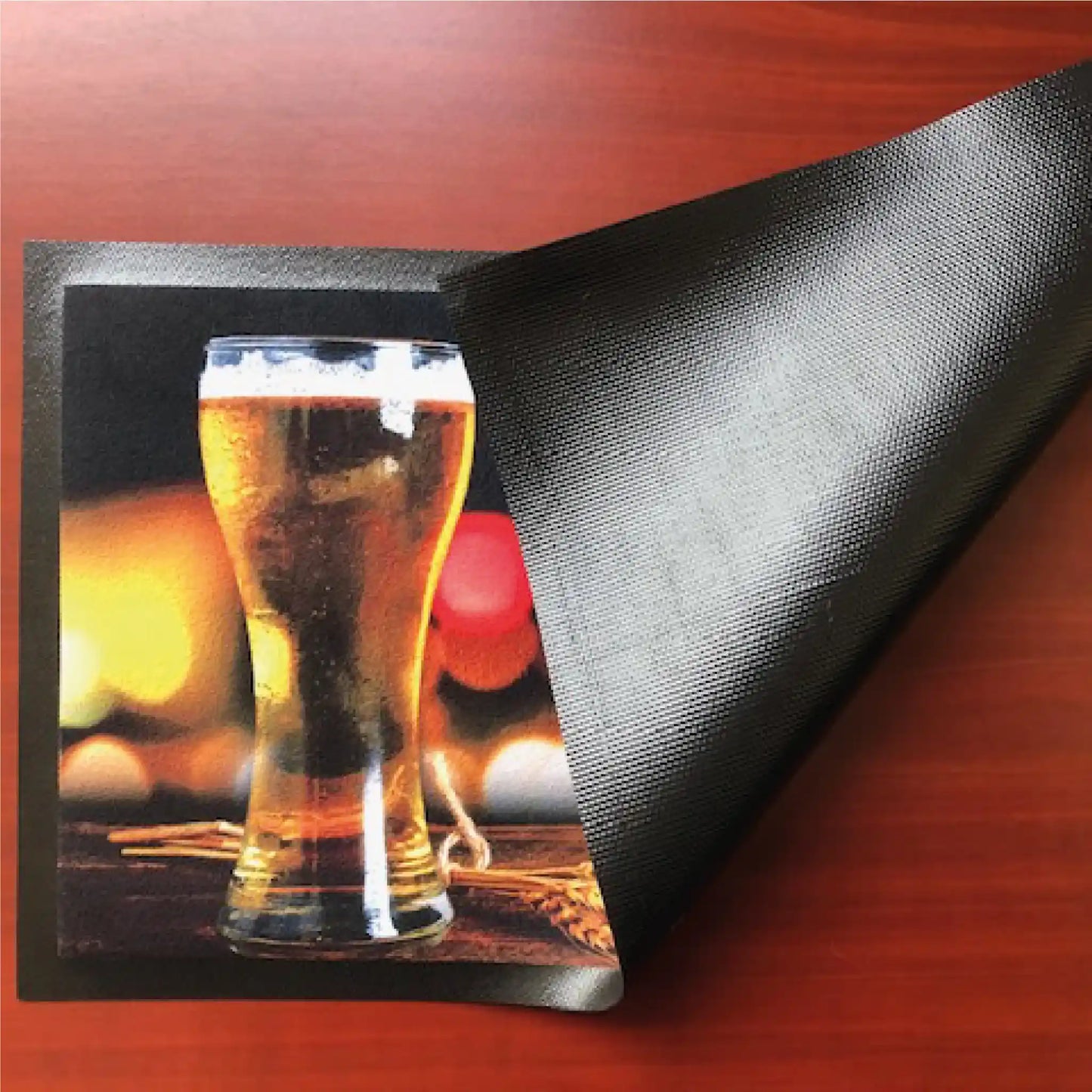 Vue du revers d’un tapis de comptoir personnalisé premium avec support antidérapant assurant une excellente stabilité.