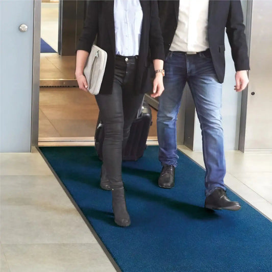 Tapis d’entrée professionnel couleur unie bleu pour zones de passage dans les bureaux et espaces professionnels.