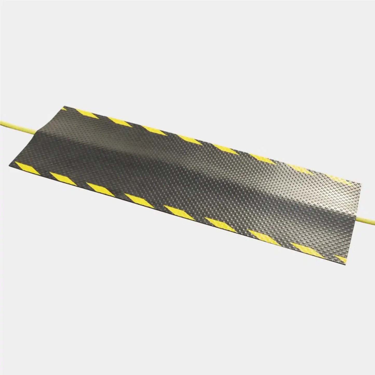 Vue produit du tapis de protection pour câble de recharge de voiture électrique avec marquage jaune haute visibilité.