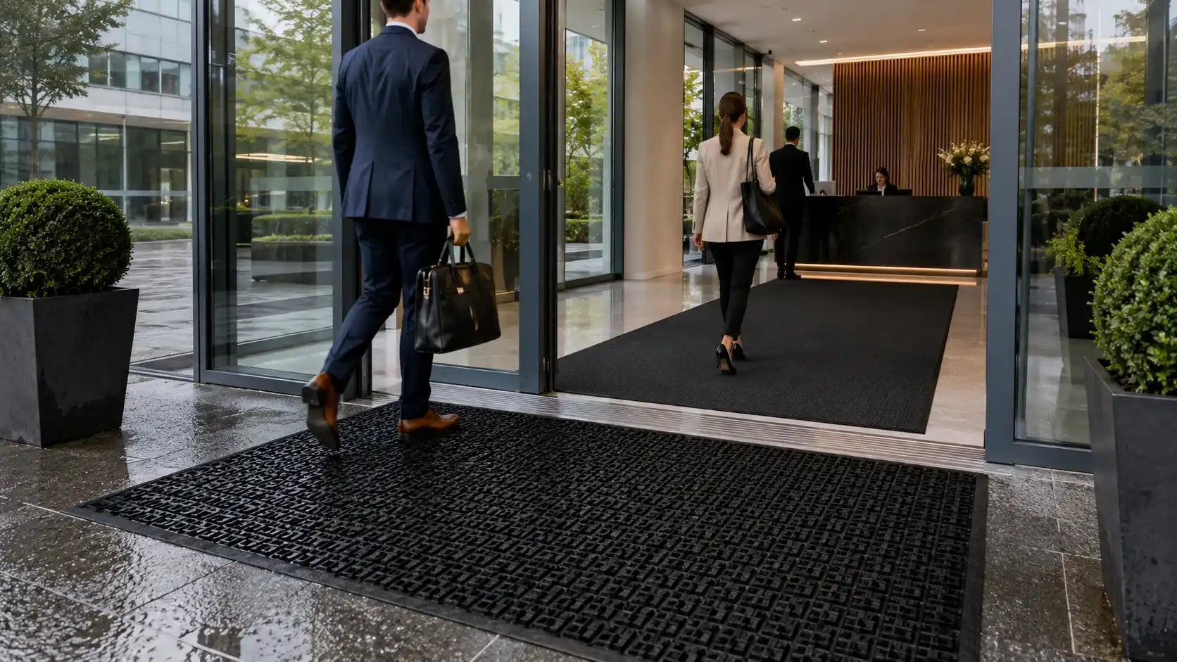 Entrée professionnelle équipée d'un tapis grattant extérieur et d'un tapis absorbant intérieur