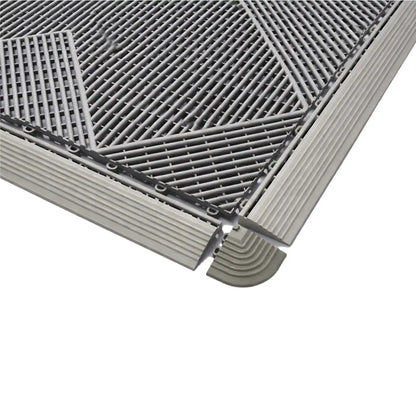 Détail des bordures et angles de finition pour dalles drainantes antidérapantes facilitant l’accès et la sécurité.
