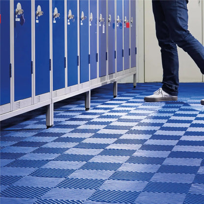 Dalles drainantes antidérapantes installées dans un vestiaire pour assurer confort, drainage de l’eau et sécurité des utilisateurs.