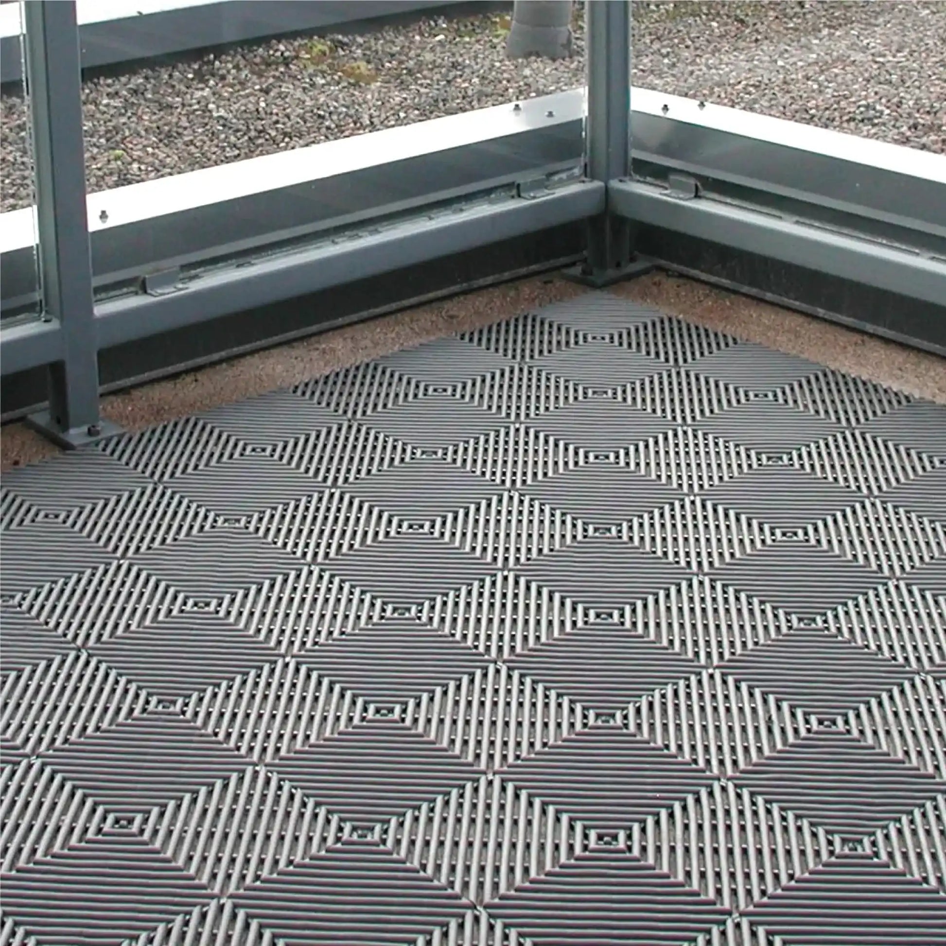 Revêtement de sol composé de dalles drainantes antidérapantes pour évacuer l’eau dans les espaces humides intérieurs et extérieurs.