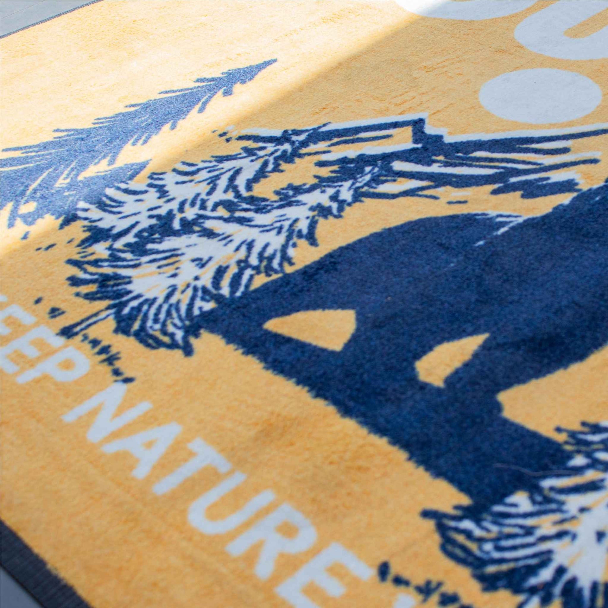 Détail de l'impression haute résolution du tapis logo personnalisé premium permettant la reproduction précise des visuels et des couleurs.
