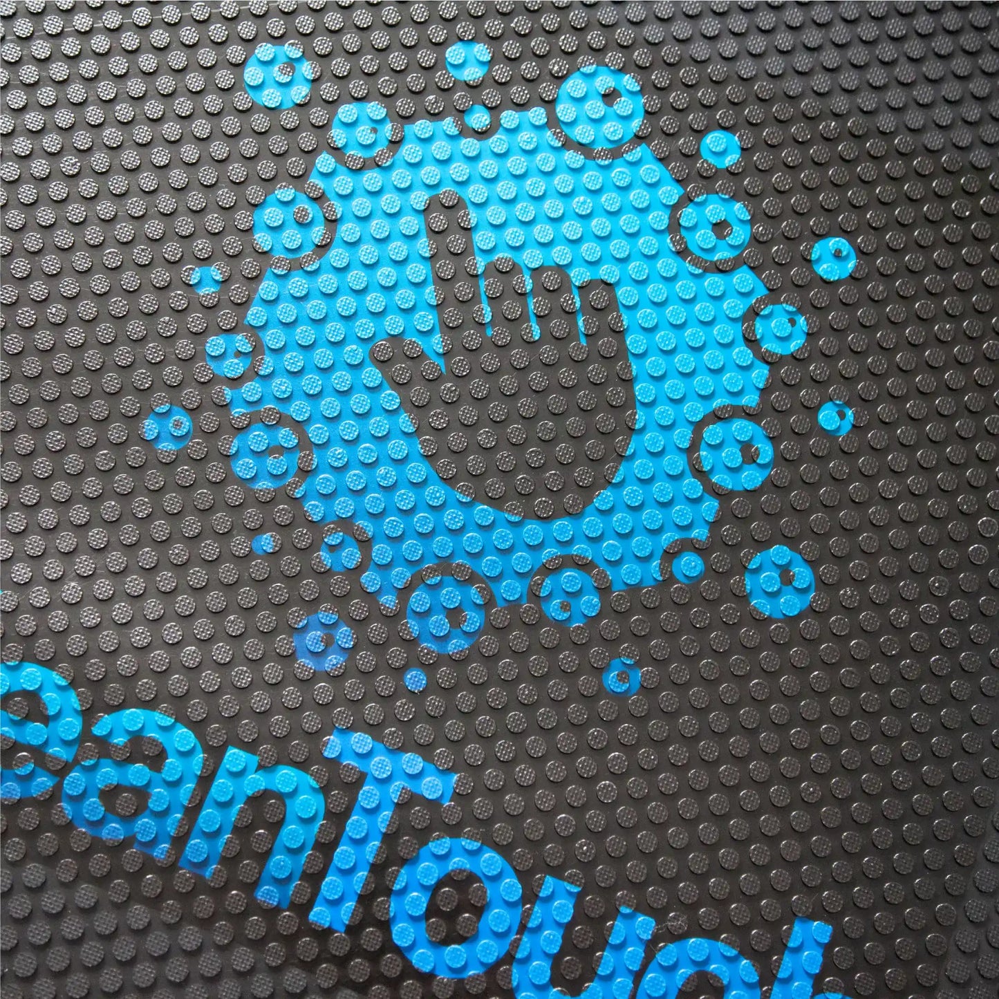 Détail de l'impression personnalisée sur tapis caoutchouc industriel avec surface antidérapante à relief.