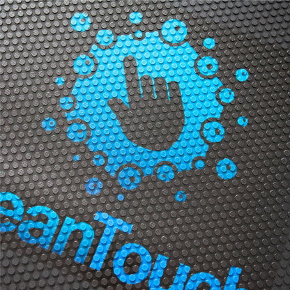 Détail de l'impression personnalisée sur tapis caoutchouc industriel avec surface antidérapante à relief.