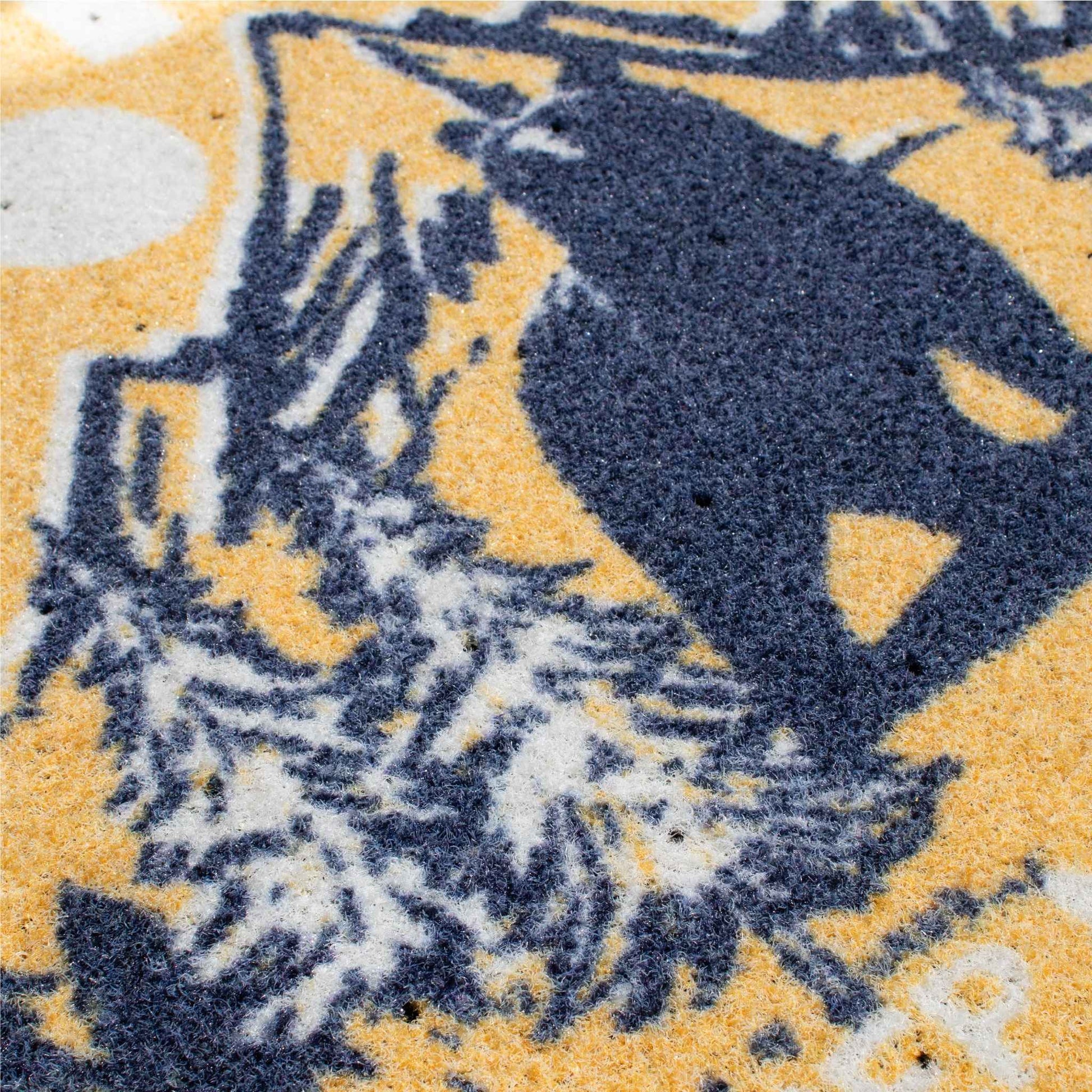 Détail de l'impression d'un logo sur un tapis grattant extérieur offrant une bonne visibilité de la marque et une grande résistance à l'usure.