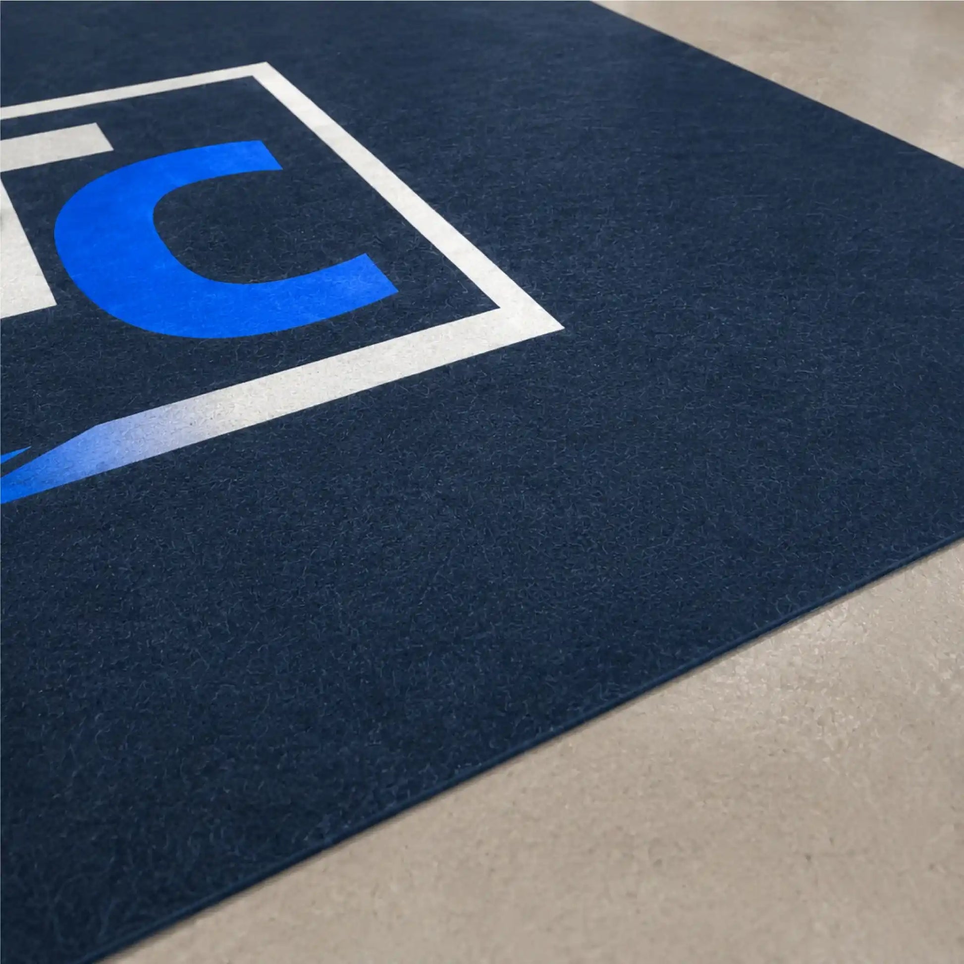 Gros plan sur l’impression haute définition d’un tapis promotionnel personnalisé sans bordure mettant en avant les couleurs et la qualité visuelle.