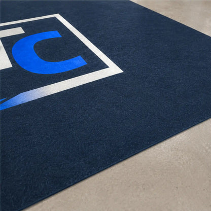 Gros plan sur l’impression haute définition d’un tapis promotionnel personnalisé sans bordure mettant en avant les couleurs et la qualité visuelle.