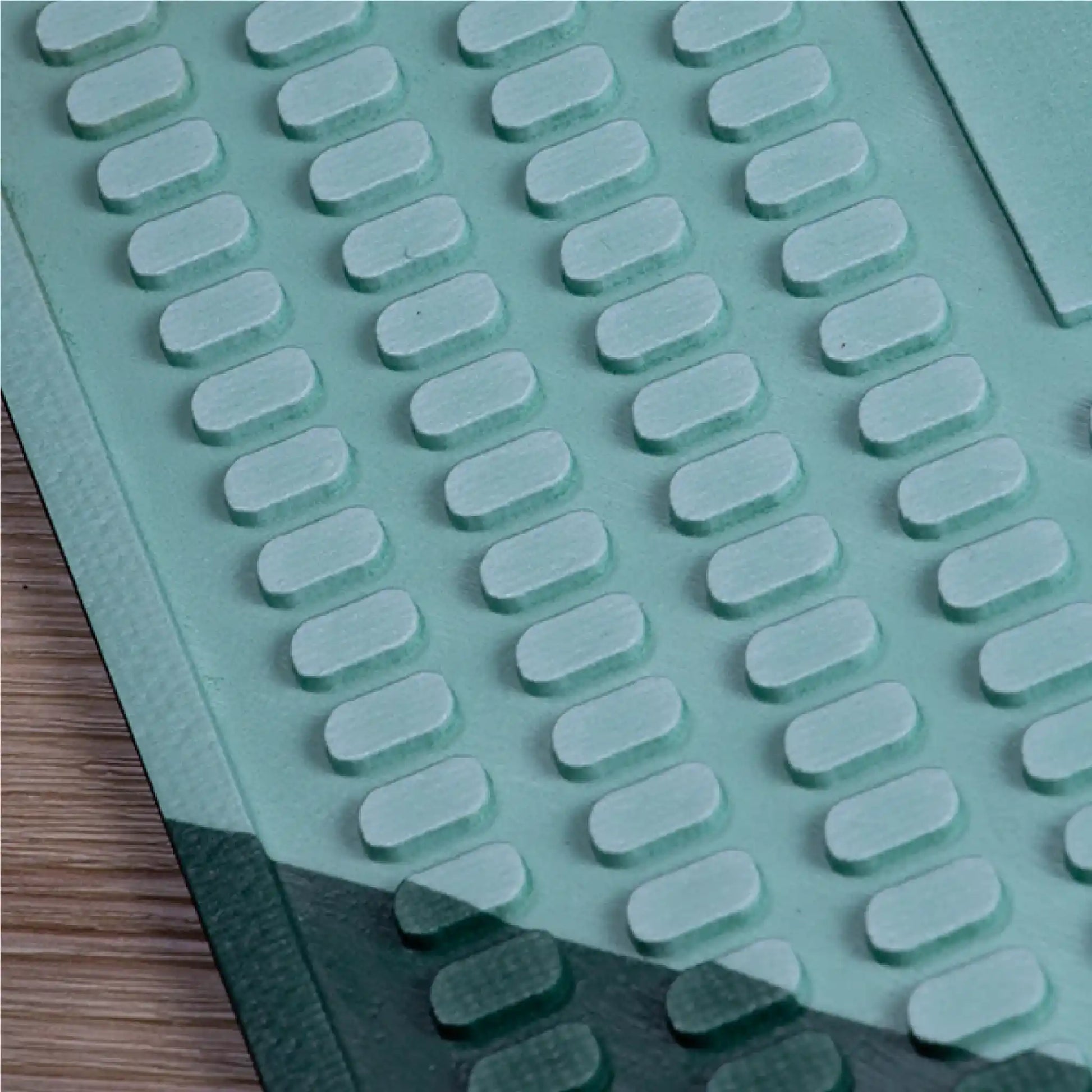 Gros plan sur la surface antidérapante d’un tapis de bar personnalisé premium montrant la texture en relief et la qualité de fabrication.