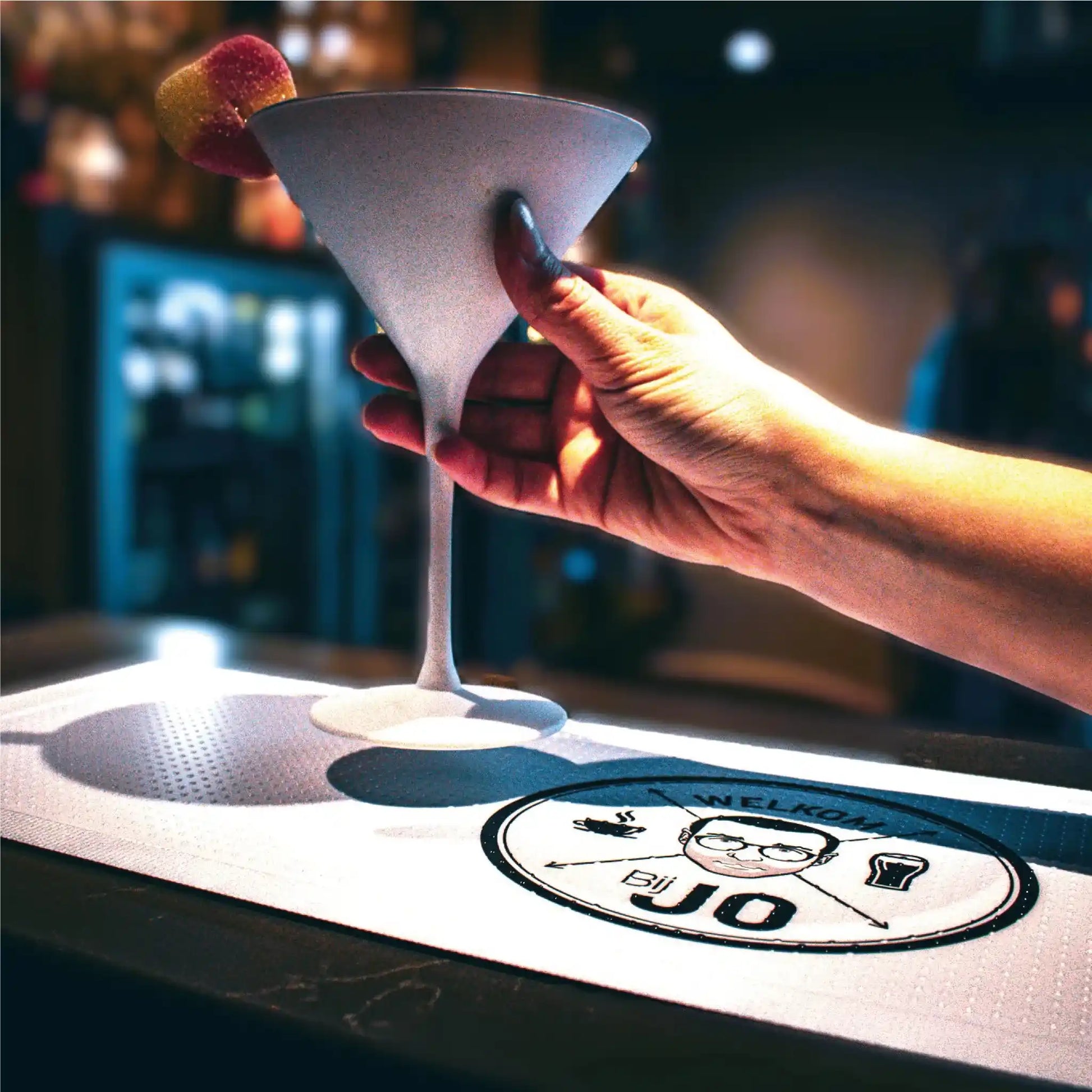 Gros plan sur un tapis de bar personnalisé standard avec logo imprimé, illustrant la qualité d’impression et la finition professionnelle du produit.