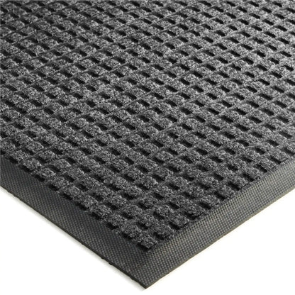 Vue détaillée de la structure alvéolée d’un tapis d’entrée professionnel conçu pour retenir l’eau et les débris.