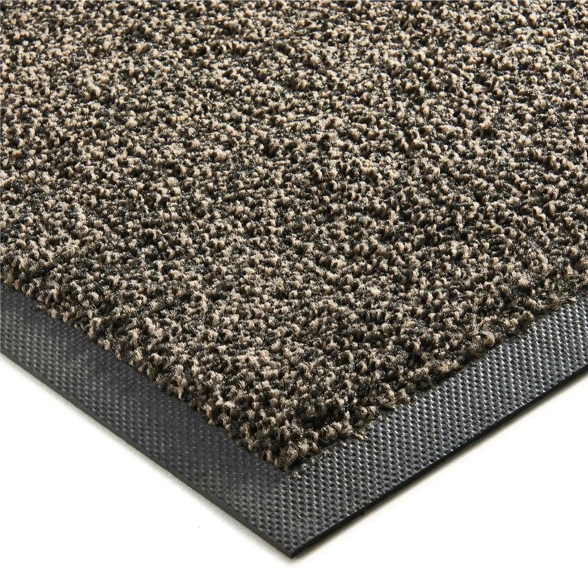 Gros plan sur les fibres résistantes d’un tapis d’entrée professionnel usage intensif avec bordure renforcée antidérapante.