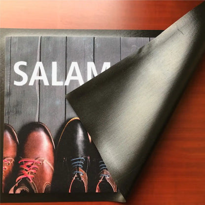 Vue du dessous du tapis promotionnel personnalisé montrant son revêtement antidérapant pour une parfaite stabilité au sol.