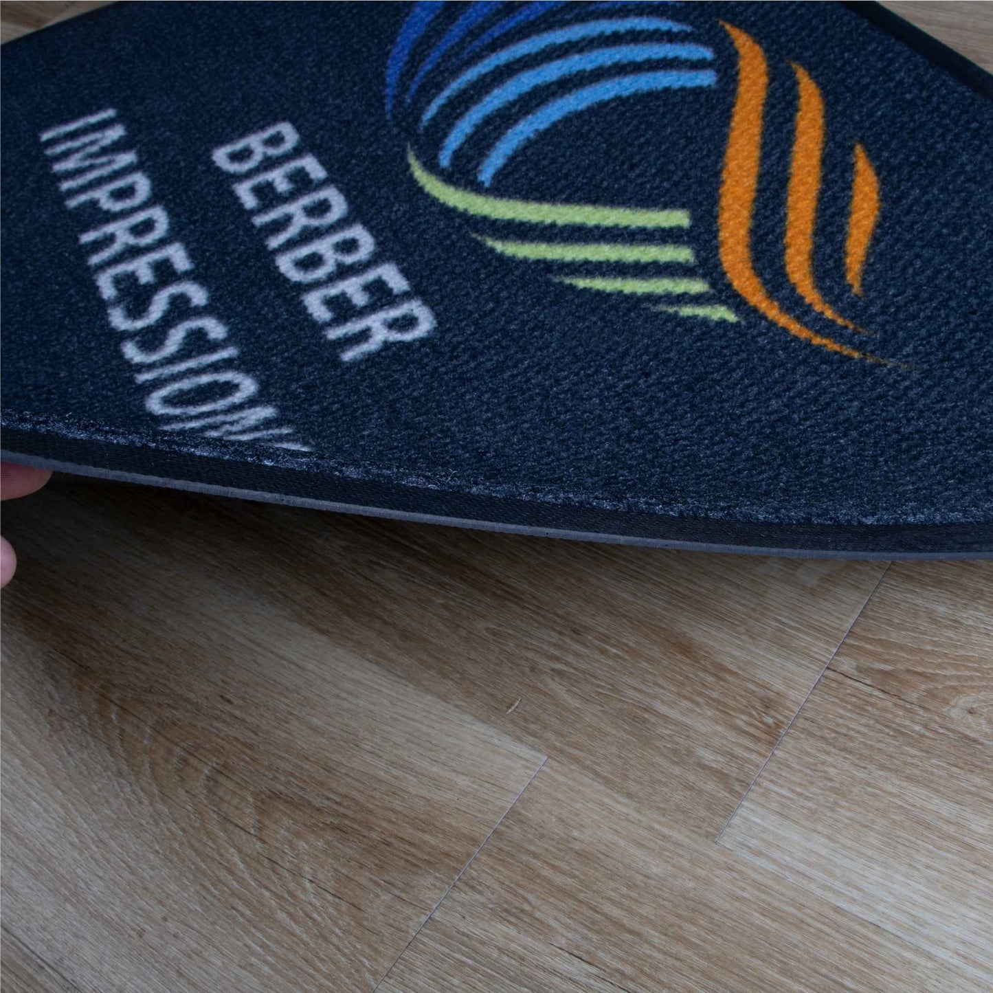 Vue de profil du tapis logo personnalisé pour zone humide montrant sa structure résistante adaptée aux entrées à fort passage.