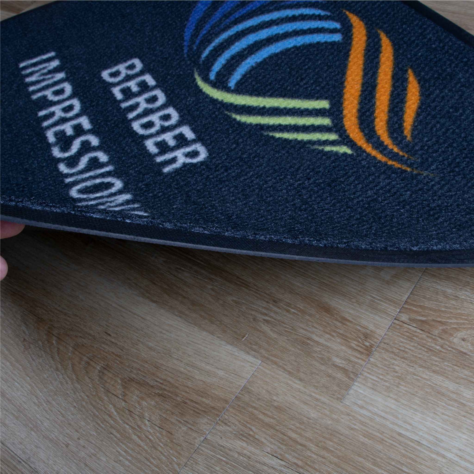 Vue de profil du tapis logo personnalisé pour zone humide montrant sa structure résistante adaptée aux entrées à fort passage.