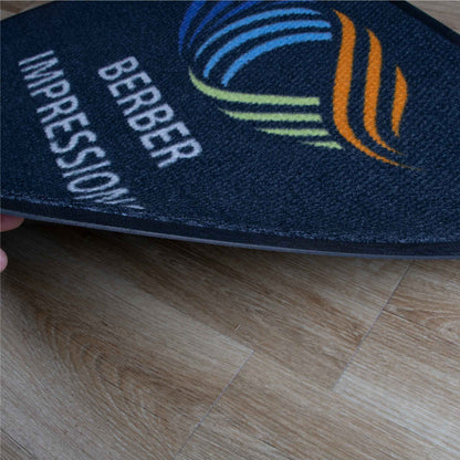 Vue de profil du tapis logo personnalisé pour zone humide montrant sa structure résistante adaptée aux entrées à fort passage.
