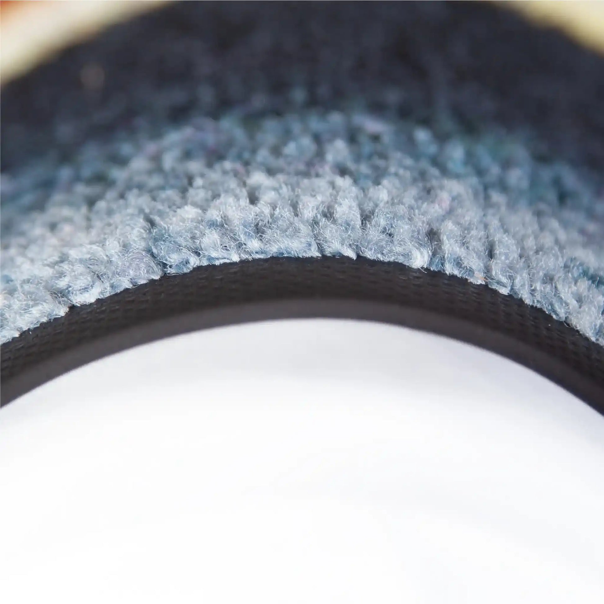 Gros plan sur les fibres du tapis logo personnalisé classique offrant une excellente qualité d'impression et une bonne absorption des salissures.
