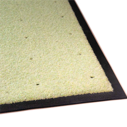 Tapis logo personnalisé grattant extérieur avec trous de drainage permettant l'évacuation de l'eau et le maintien d'une surface propre et sécurisée.