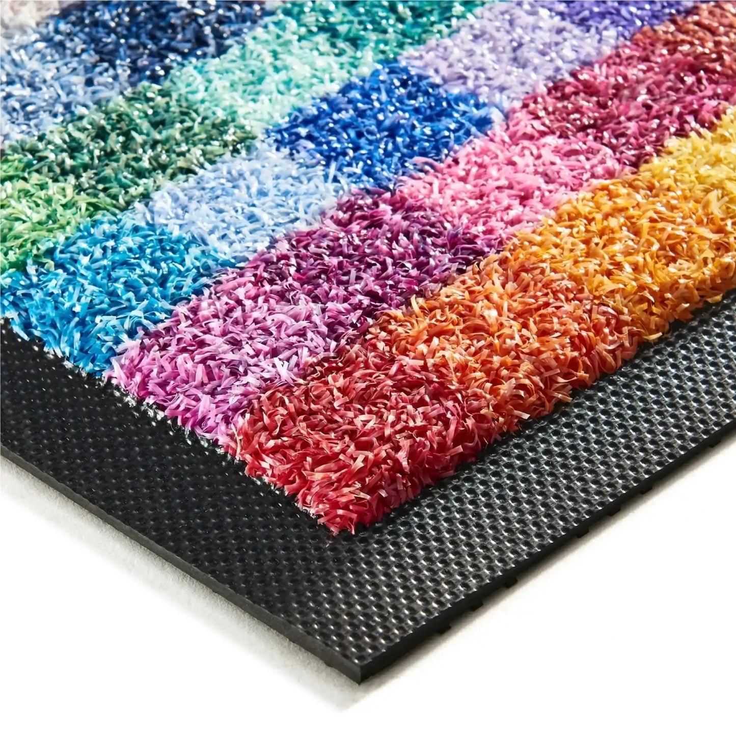 Vue rapprochée des fibres synthétiques d’un tapis logo personnalisé effet gazon montrant l’épaisseur, les couleurs et la qualité d’impression.