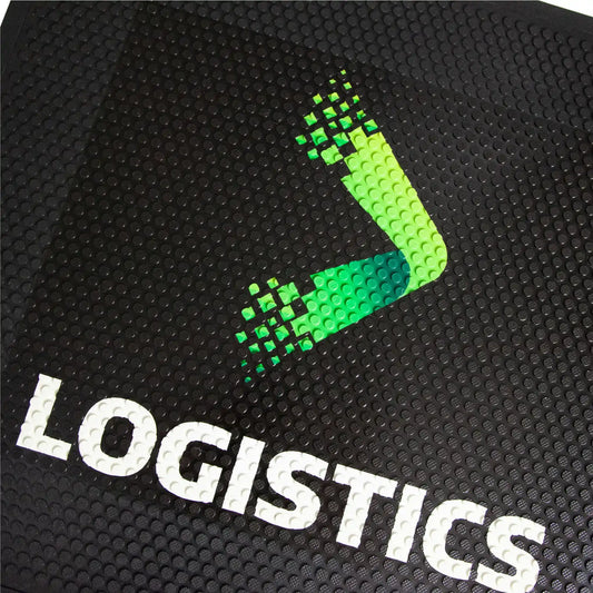 Logo personnalisé imprimé sur tapis caoutchouc industriel antidérapant pour usage professionnel intensif.
