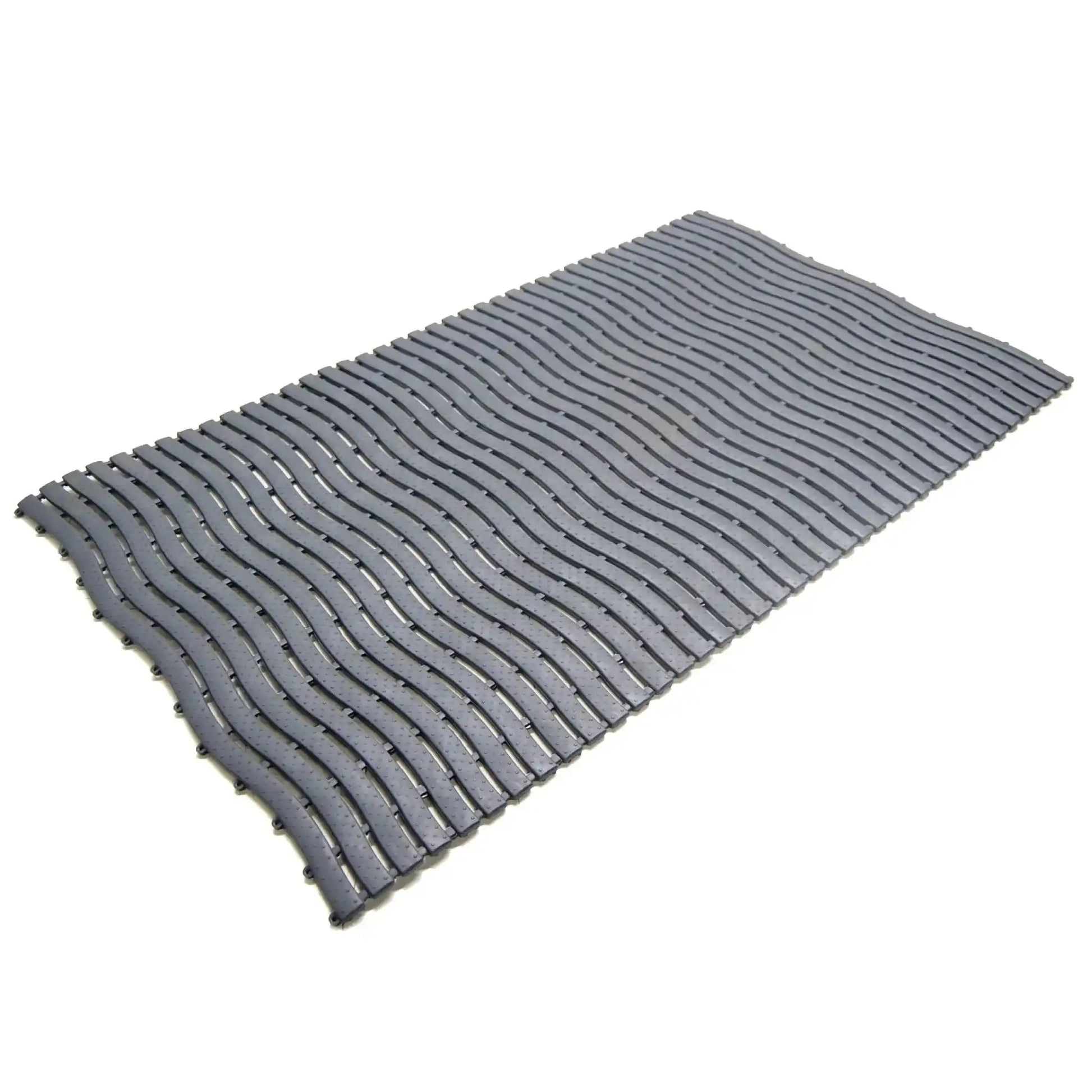 Revêtement drainant antidérapant gris résistant à l’humidité, idéal pour piscines, spas, douches et vestiaires.