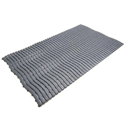 Revêtement drainant antidérapant gris résistant à l’humidité, idéal pour piscines, spas, douches et vestiaires.