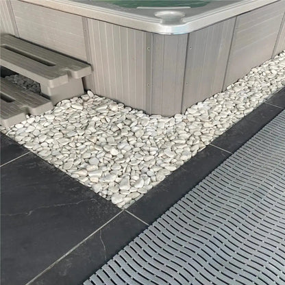Revêtement drainant antidérapant installé autour d’un spa pour évacuer l’eau et sécuriser les déplacements pieds nus.