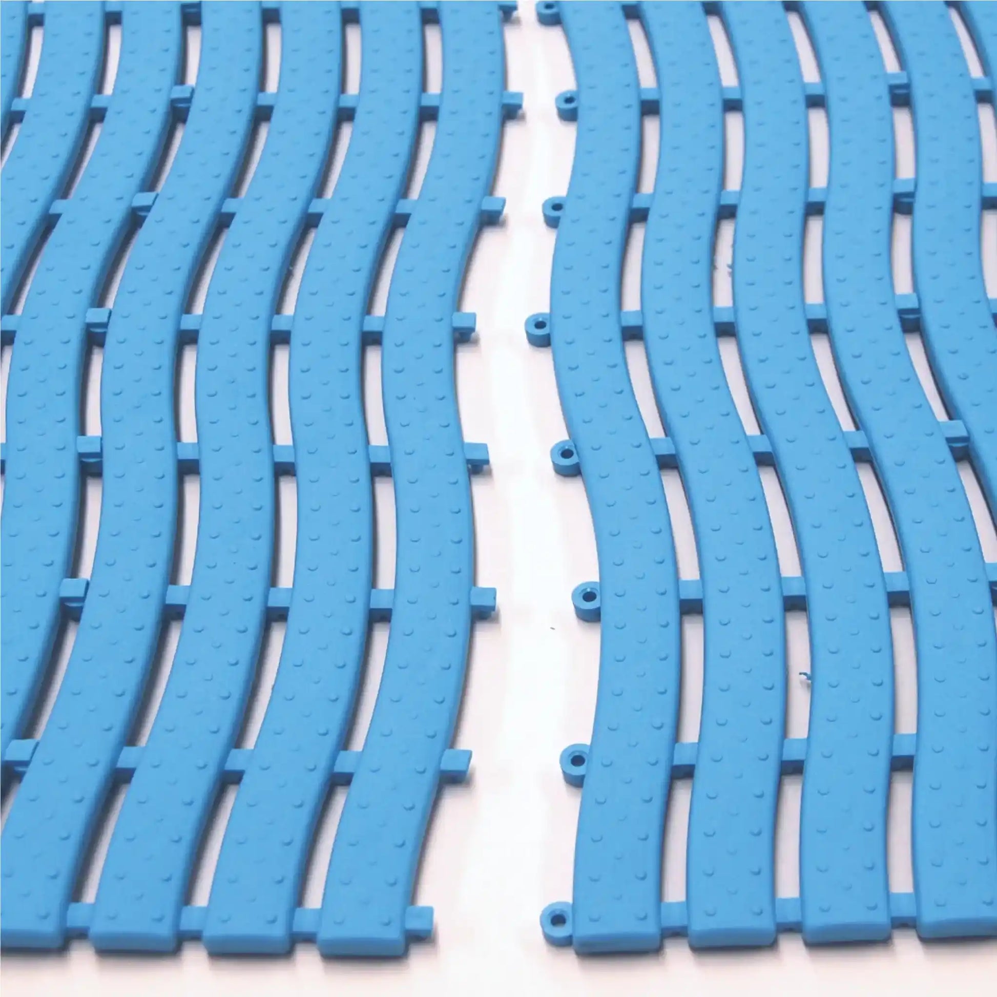 Détail de la structure en PVC d’un revêtement drainant antidérapant offrant adhérence, confort et évacuation de l’eau.