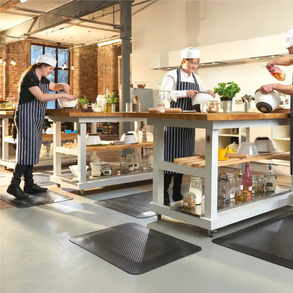 Tapis anti-fatigue professionnel pour atelier utilisé dans une cuisine professionnelle pour offrir plus de confort lors des longues stations debout.