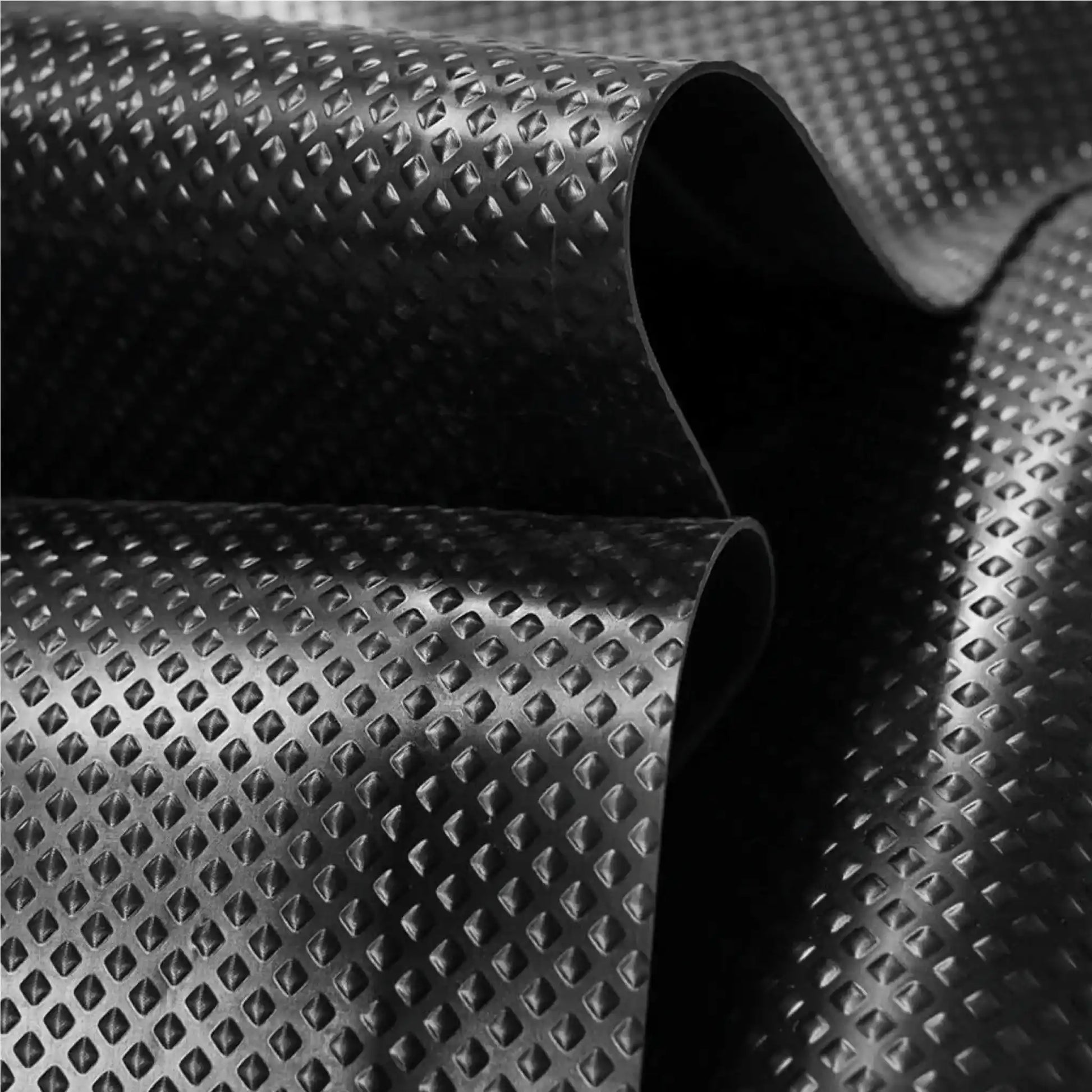 Tapis anti-fatigue professionnel pour atelier en caoutchouc souple conçu pour absorber les chocs et réduire la fatigue musculaire.