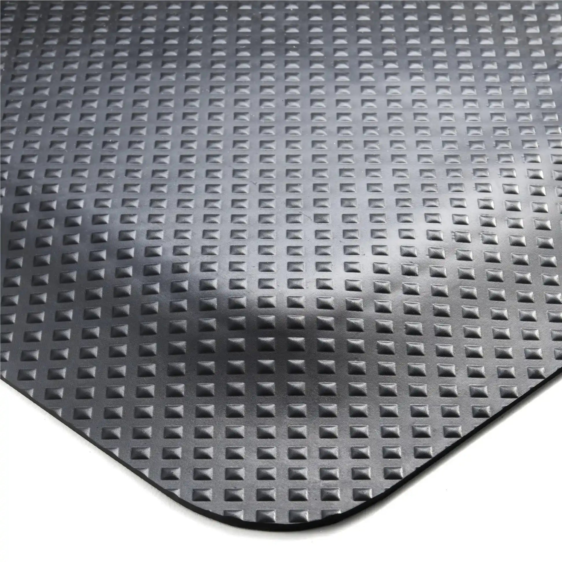 Détail de la surface antidérapante d’un tapis anti-fatigue professionnel pour atelier garantissant sécurité et stabilité au poste de travail.