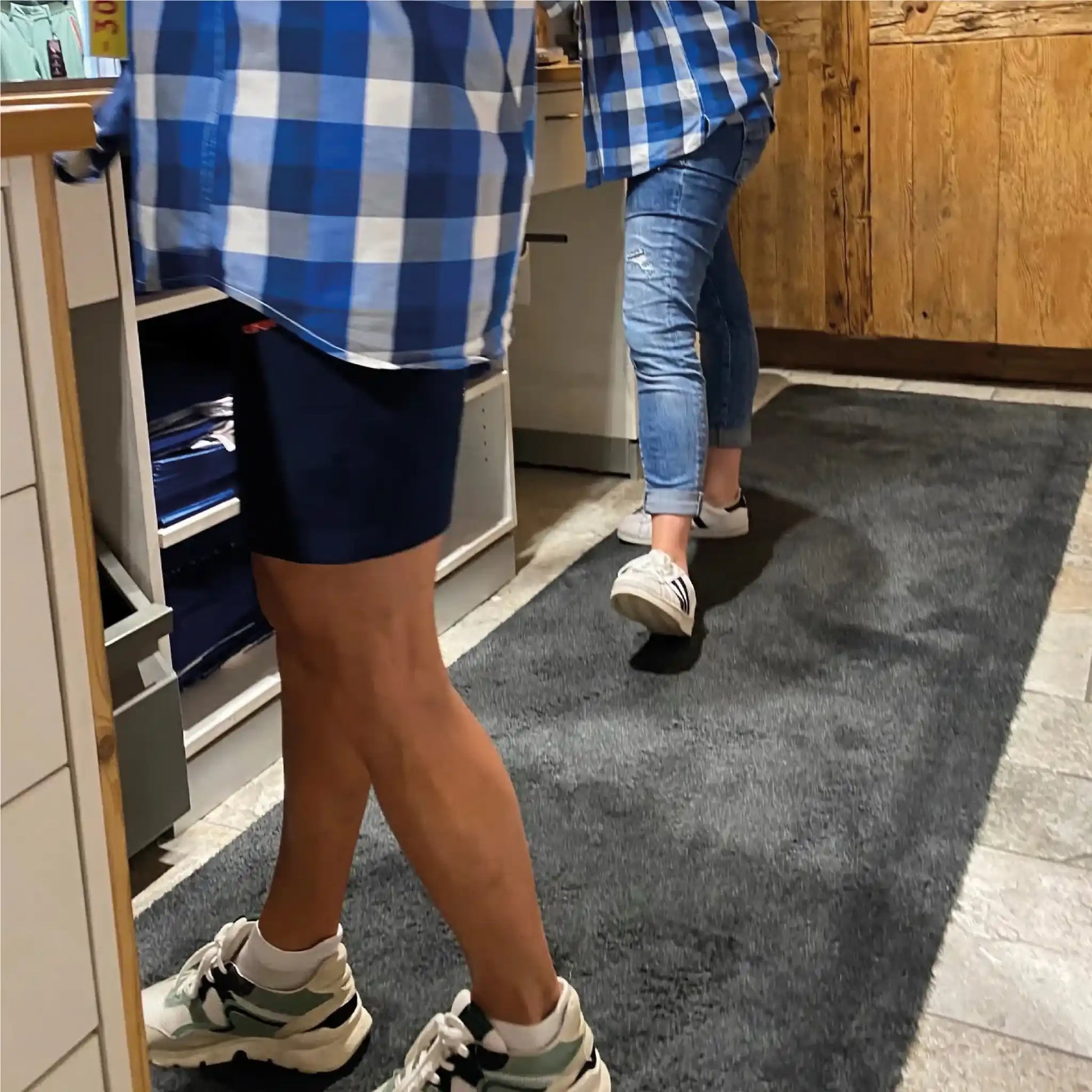 Tapis anti-fatigue professionnel intérieur installé devant un comptoir de service pour réduire la fatigue des employés.