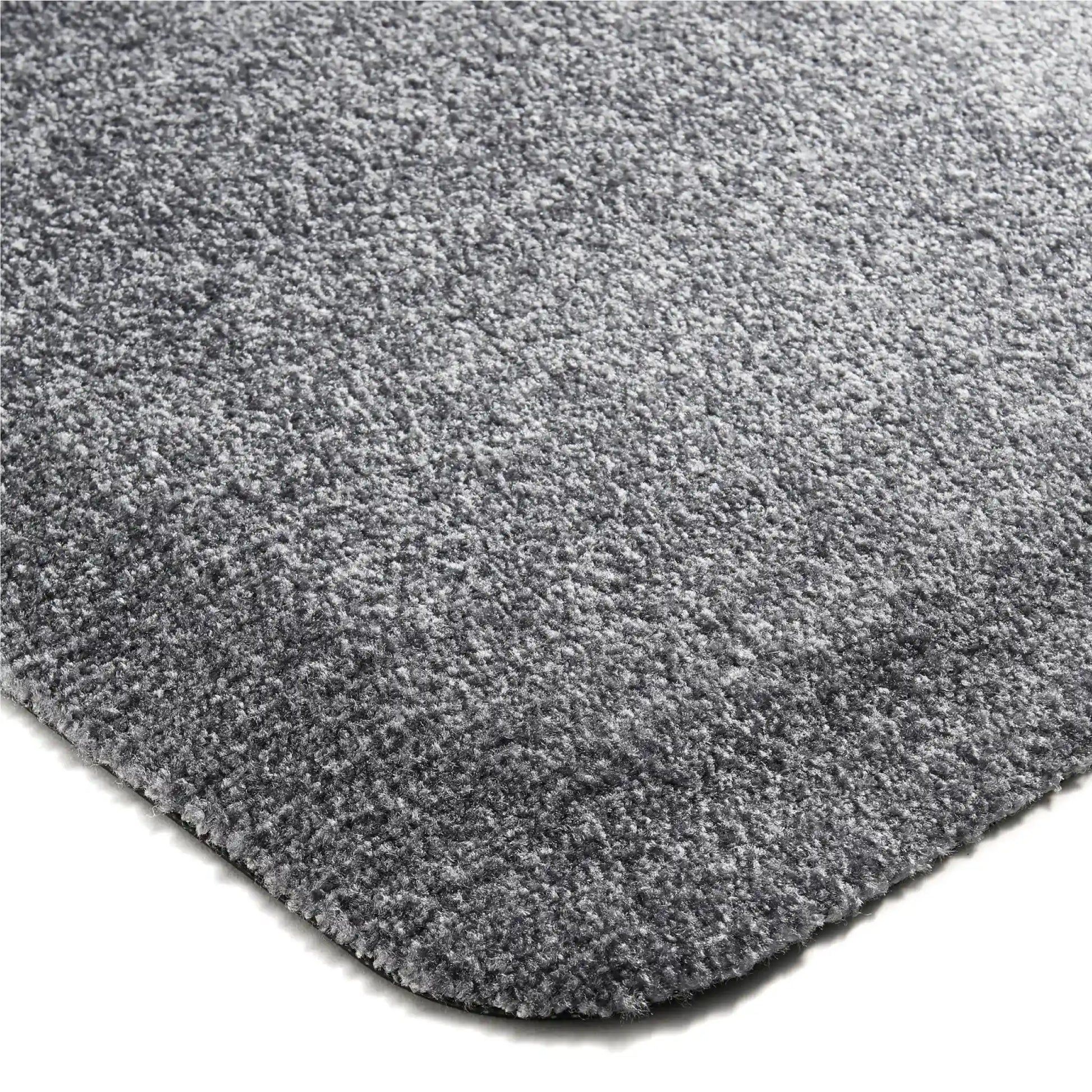 Détail de la surface textile confortable d’un tapis anti-fatigue professionnel intérieur avec coins arrondis.