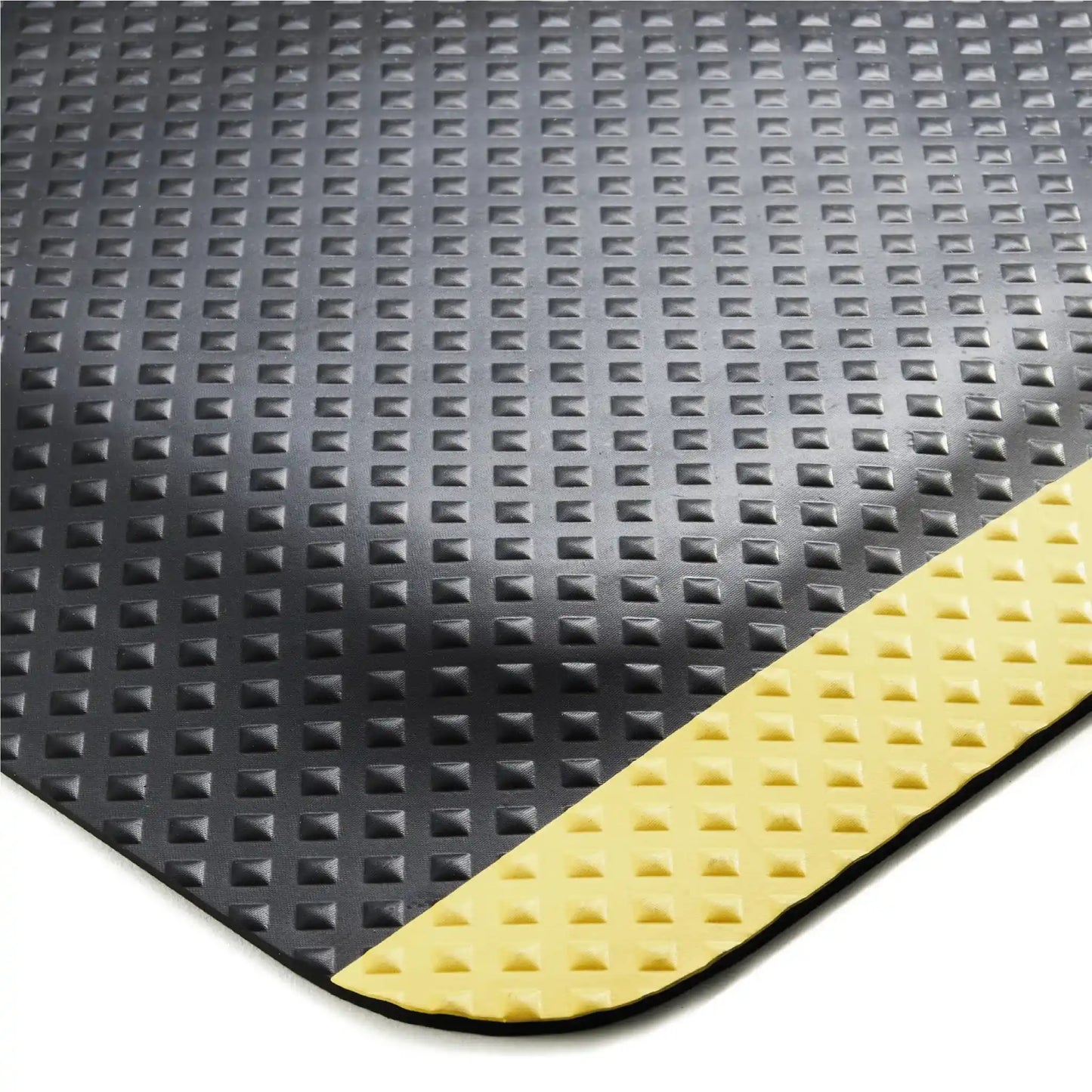 Détail du tapis anti-fatigue professionnel sécurité avec surface antidérapante noire et bordure jaune haute visibilité pour une meilleure prévention des risques.