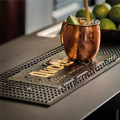 Tapis de bar personnalisé premium avec impression de marque, utilisé sous un cocktail servi au comptoir pour valoriser l’identité visuelle.