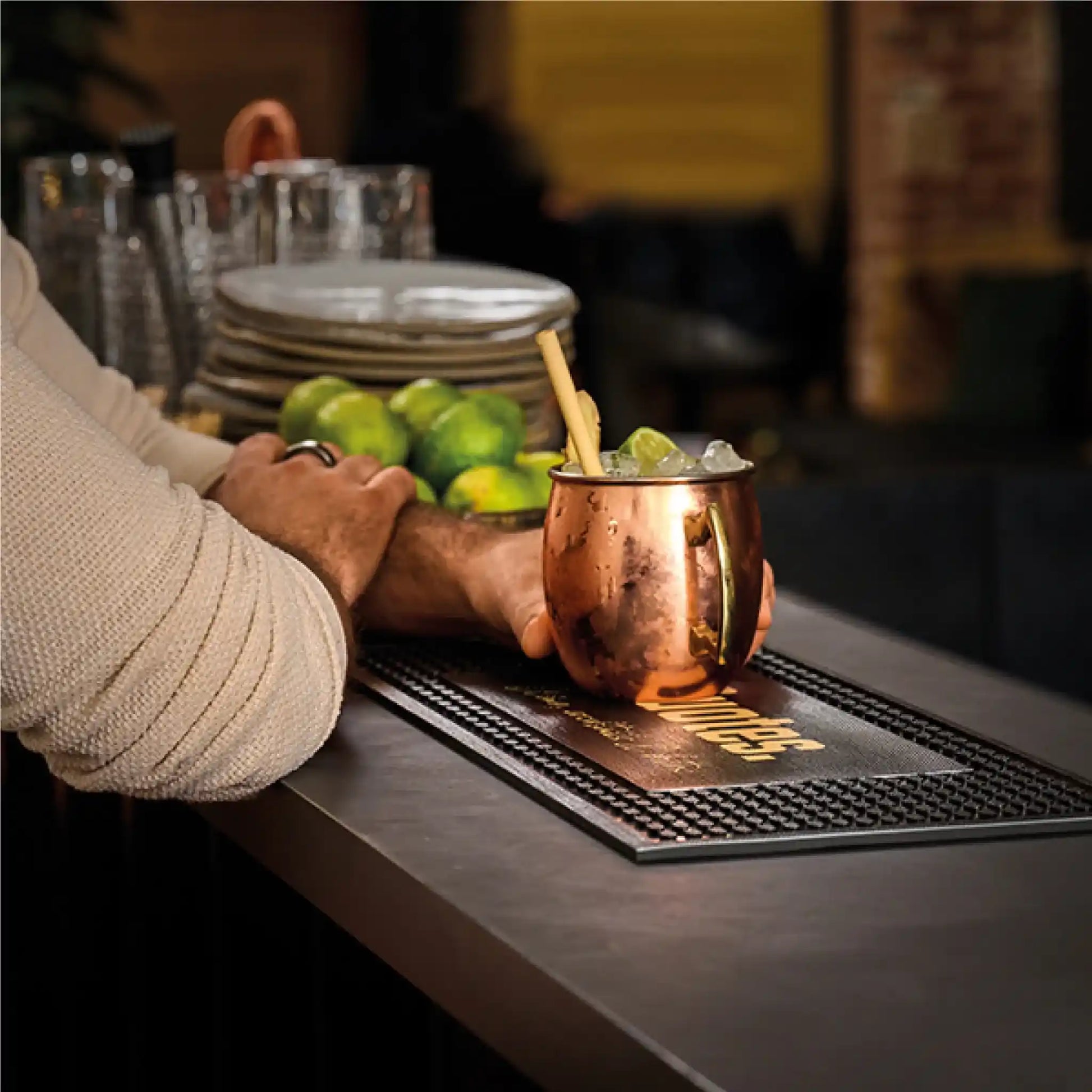 Tapis de bar personnalisé premium installé sur un comptoir de bar, offrant une surface antidérapante et un support publicitaire efficace.