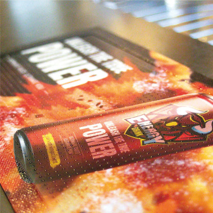 Tapis de bar personnalisé standard avec impression publicitaire pour boisson énergisante, conçu pour protéger le comptoir et valoriser la marque.
