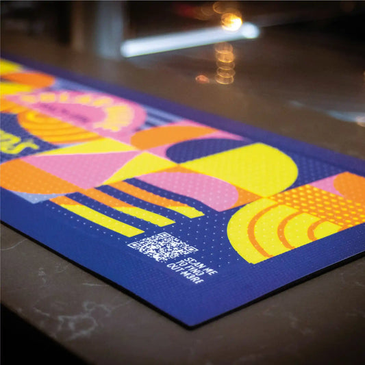 Tapis de bar personnalisé standard avec design coloré et QR code imprimé, idéal pour les campagnes promotionnelles et l’animation de points de vente.