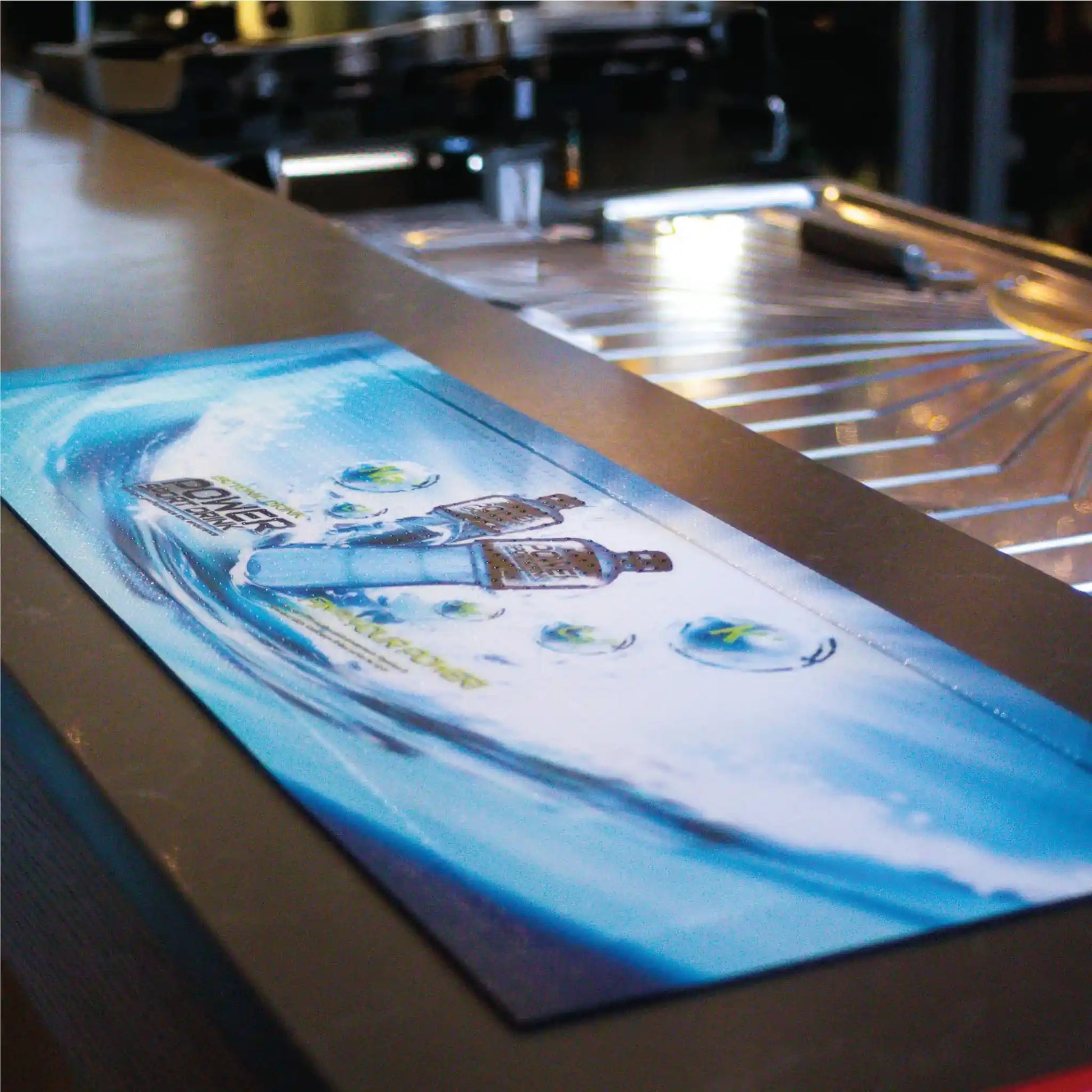 Tapis de bar personnalisé standard mettant en avant une marque de spiritueux avec impression haute définition résistante à l’usage quotidien.