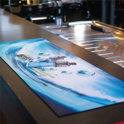 Tapis de bar personnalisé standard mettant en avant une marque de spiritueux avec impression haute définition résistante à l’usage quotidien.