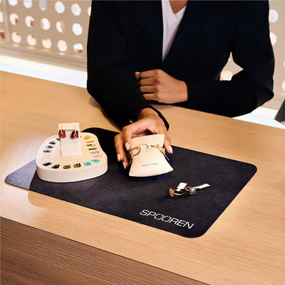 Tapis de comptoir personnalisé classique installé dans un espace de vente pour mettre en valeur les produits présentés au client.