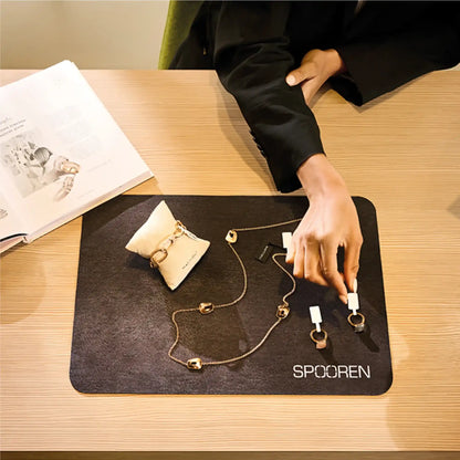 Tapis de comptoir personnalisé classique servant de support de présentation pour bijoux et accessoires en boutique.
