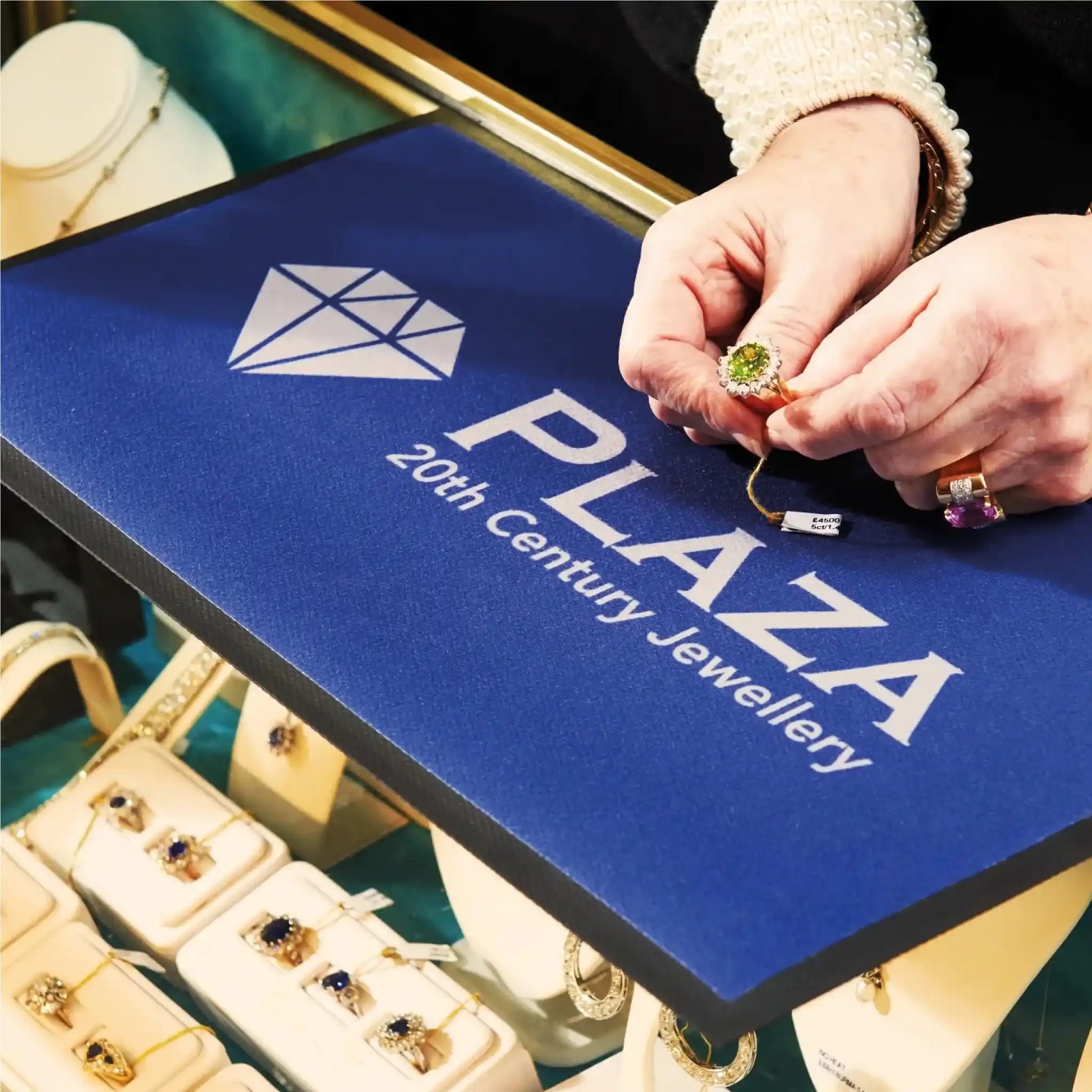 Tapis de comptoir personnalisé premium utilisé en bijouterie pour exposer et manipuler des bijoux avec élégance.