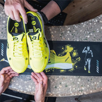 Tapis de comptoir personnalisé premium utilisé dans un magasin de chaussures pour présenter un produit et renforcer l’image de marque.