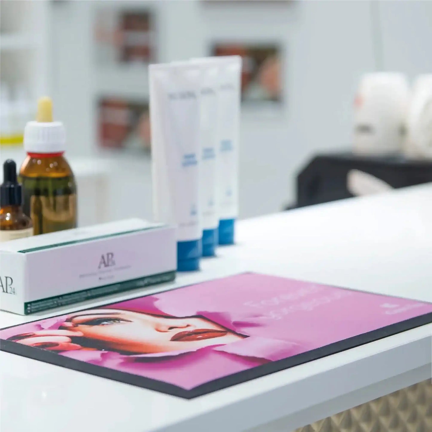 Tapis de comptoir personnalisé premium installé sur un comptoir d’institut de beauté pour mettre en valeur les produits cosmétiques.