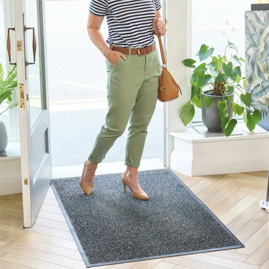 Tapis d’entrée double action grattant absorbant utilisé dans un commerce pour maintenir des sols propres et sécurisés.