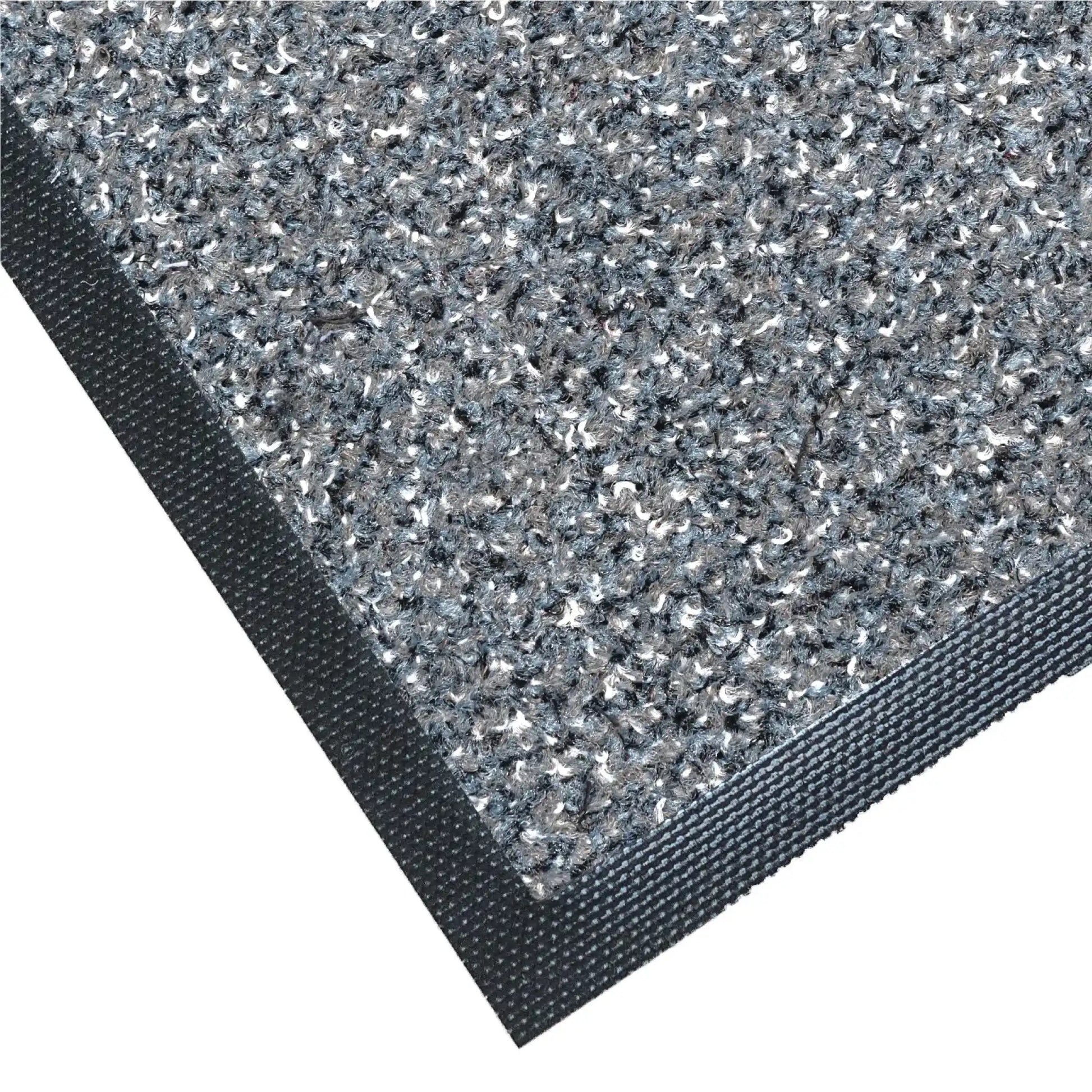 Détail de la texture absorbante et des finitions d’un tapis d’entrée double action grattant absorbant gris.