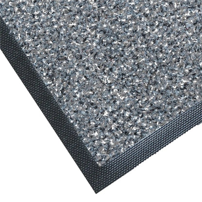 Détail de la texture absorbante et des finitions d’un tapis d’entrée double action grattant absorbant gris.